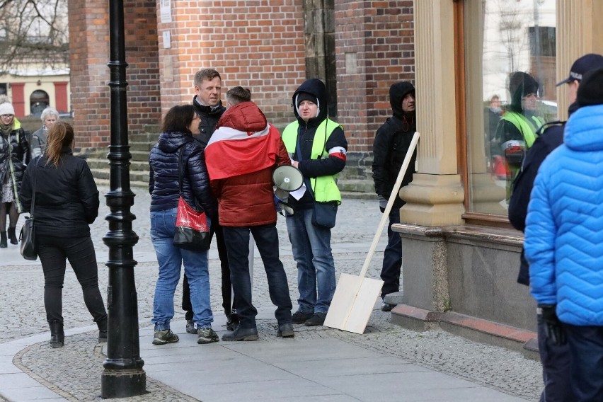 Legnica: Stop segregacji sanitarnej. Wiec w centrum miasta, zobaczcie zdjęcia