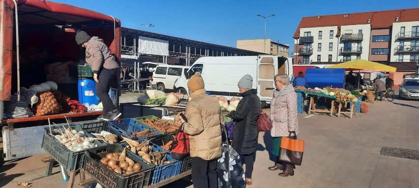 Targowisko miejskie w Nowej Soli. W środę pogoda sprzyja...