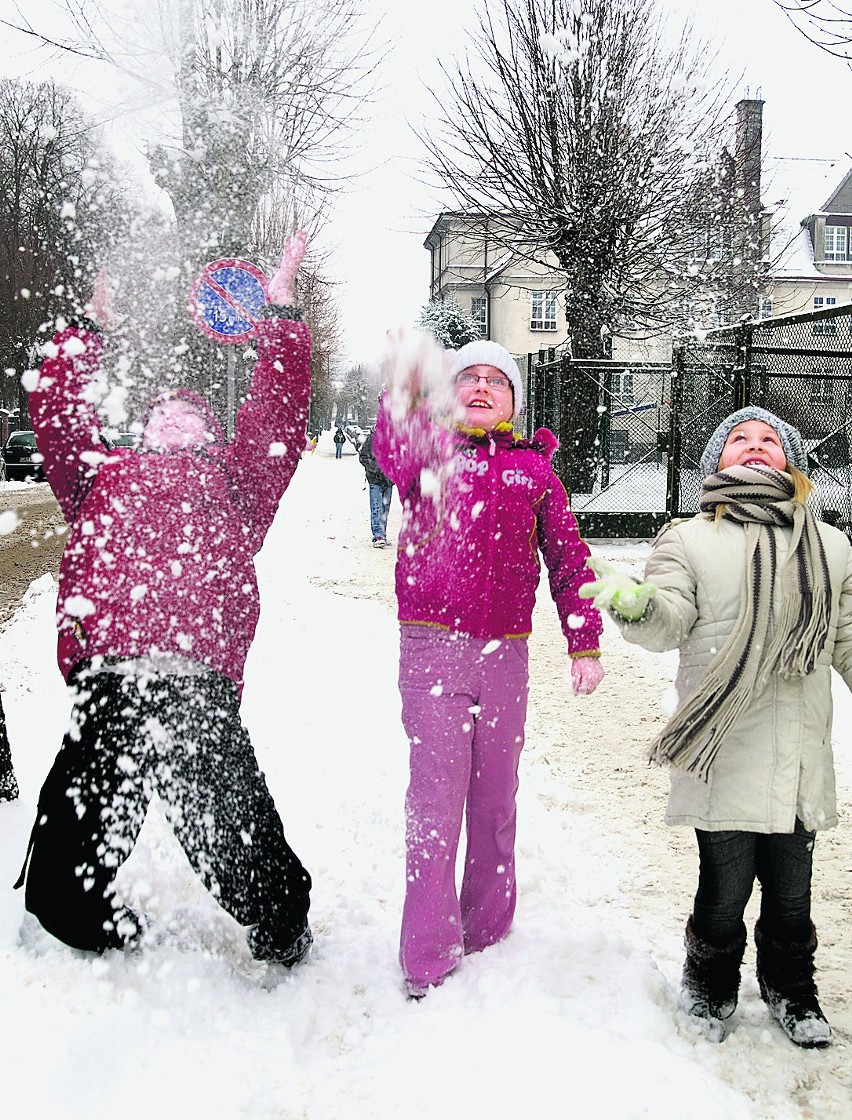 Z opadów śniegu najbardziej cieszą się dzieci, m.in. w...