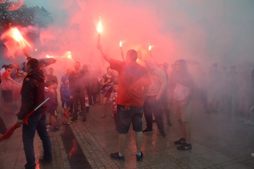 Feta Rakowa Częstochowa na Placu Biegańskiego [ZDJĘCIA] Tak dwa lata temu świętowaliśmy awans do pierwszej ligi