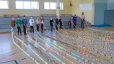 WSCHOWA. Uczniowie Szkoły Podstawowej nr 3 wykonali 615 - metrowy łańcuch. Szukają sponsora [ZDJĘCIA]