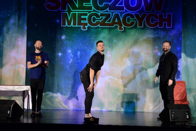 Kabaret Skeczów Męczących na scenie Centrum Kultury i Sztuki w Sępólnie.