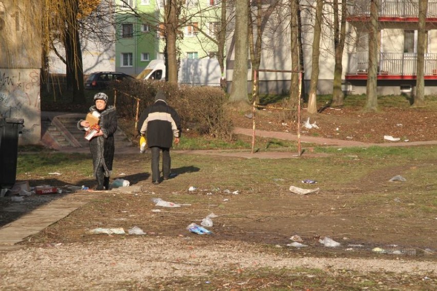 Śmieci wokół bloków na kieleckim Czarnowie