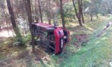 Kierowca fiata wypadł z drogi koło Dąbrowca. Zderzył się jeszcze z oplem. Jedna osoba w szpitalu