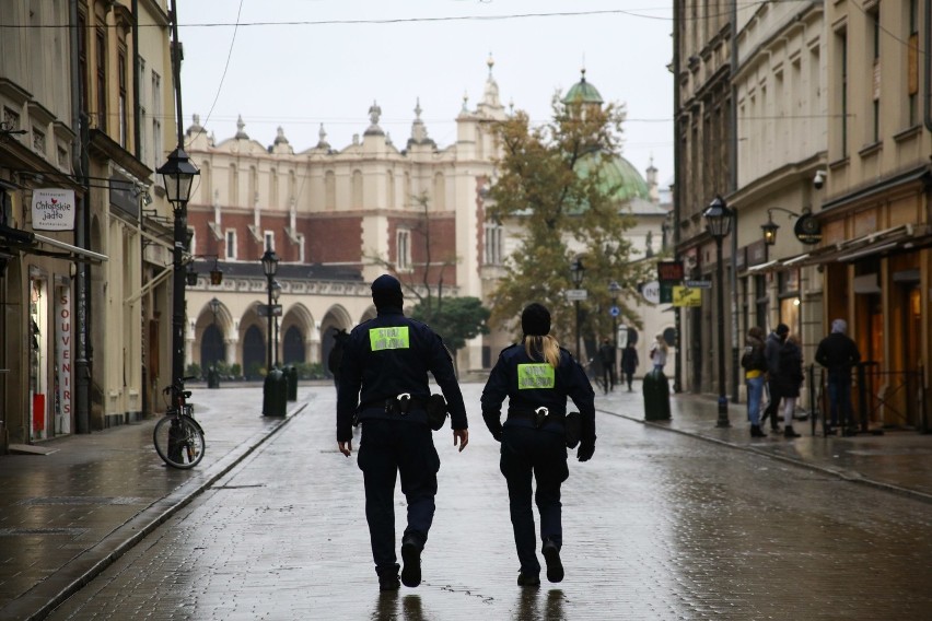 Kraków. 11 listopada pustki na ulicach. Brzydka pogoda i pandemia zatrzymały mieszkańców w domach i mieszkaniach [ZDJĘCIA]