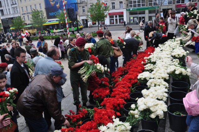 Na schodach poznańskiej Arkadii powstała flaga Polski z 10 tys. ...