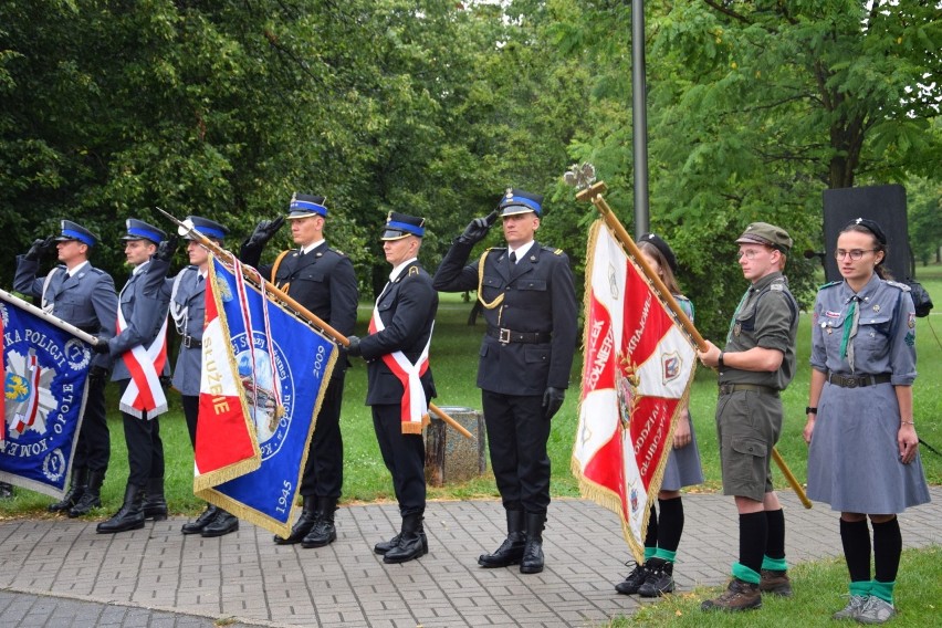 Powstanie warszawskie wybuchło 1. sierpnia 1944 roku i było...