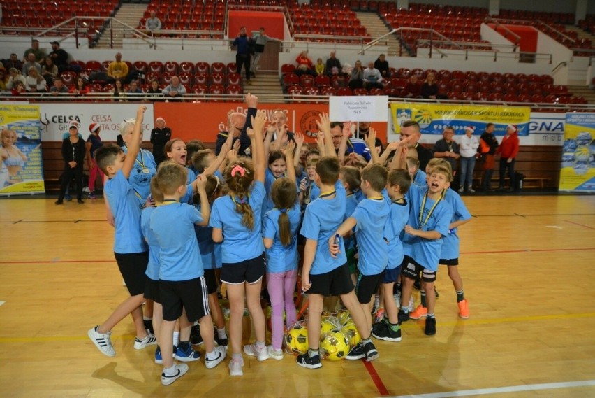 Ostrowiecka Szkoła Podstawowa numer 5 ponownie zwyciężyła w Turnieju Gier i Zabaw. Zobacz zdjęcia