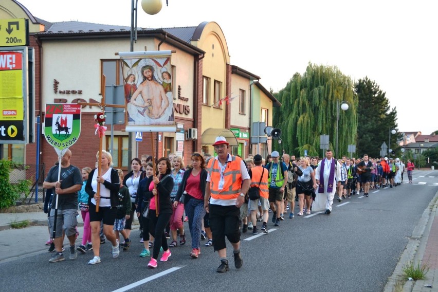 Pielgrzymi z Wieruszowa wyruszyli na Jasną Górę[ZDJĘCIA]