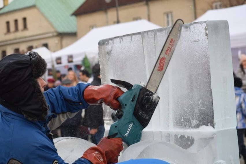 On z premedytacją kopał, ona się przyglądała. Rzeźba lodowych sań zniszczona[FOTO]