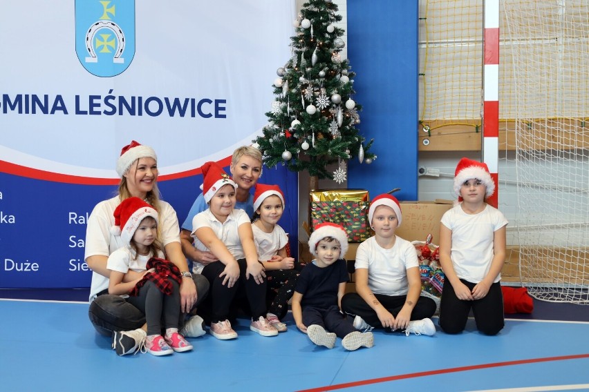 To był pierwszy charytatywny turniej siatkówki w Leśniowicach w ramach akcji "Paczuszka dla maluszka". Zobacz zdjęcia