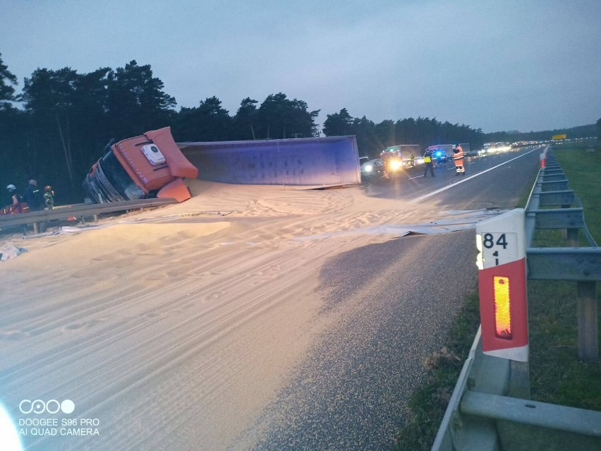 Wypadek na autostradzie A1 w powiecie świeckim. Przewróciła...