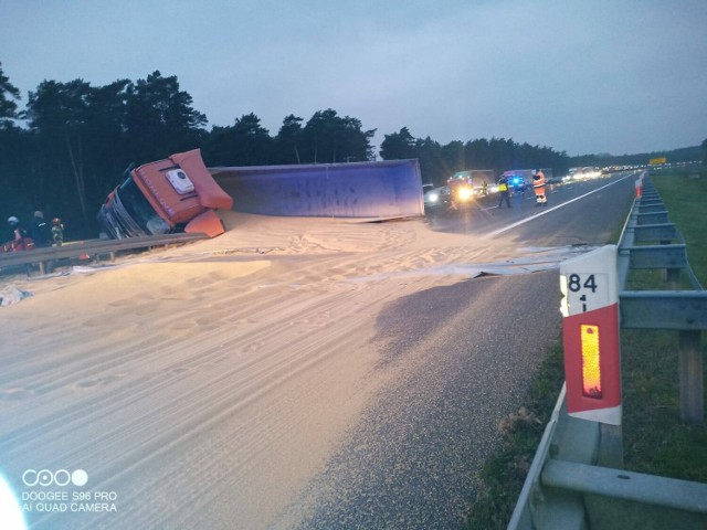 Wypadek na autostradzie A1 w powiecie świeckim. Przewróciła się ciężarówka