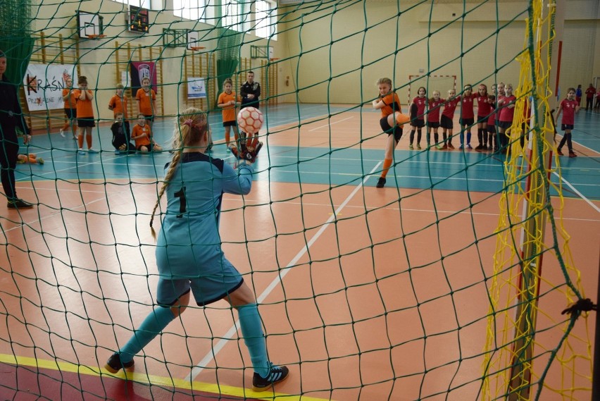 Młode zawodniczki grały w szczytnym celu! Za nami charytatywny mecz piłki nożnej kobiet w Kraśniku. Zobacz zdjęcia