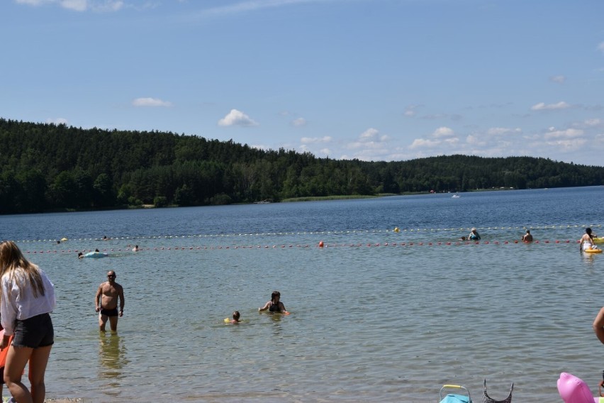 Jezioro Wielewskie w powiecie kościerskim. Czysta woda, strzeżona plaża i wypożyczalnia sprzętu wodnego [ZDJĘCIA]