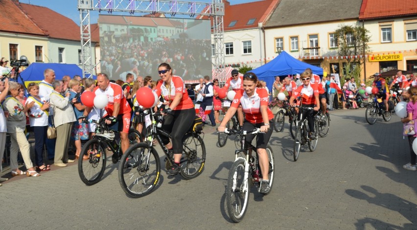 Biało-czerwony korowód dożynkowy w Bieruniu