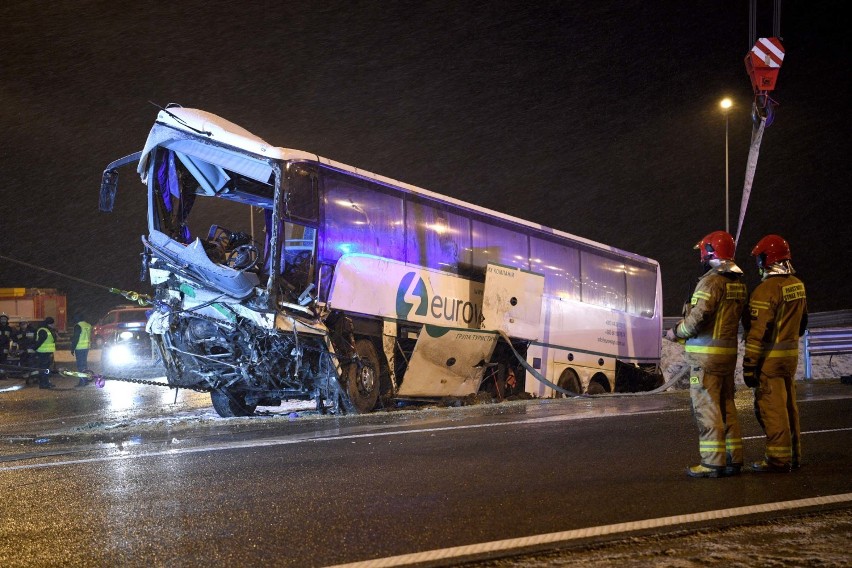 Drugi wypadek ukraińskiego autokaru na A4 przy MOP Kaszyce niedaleko Przemyśla. Jedna osoba zginęła [ZDJĘCIA]