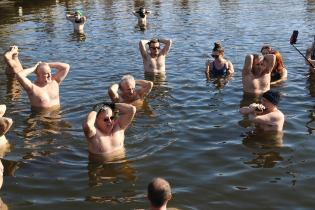 Radomskie Morsy w niedzielę 25 lutego kąpały się w zimnej wodzie na Borkach, było bardzo słonecznie.