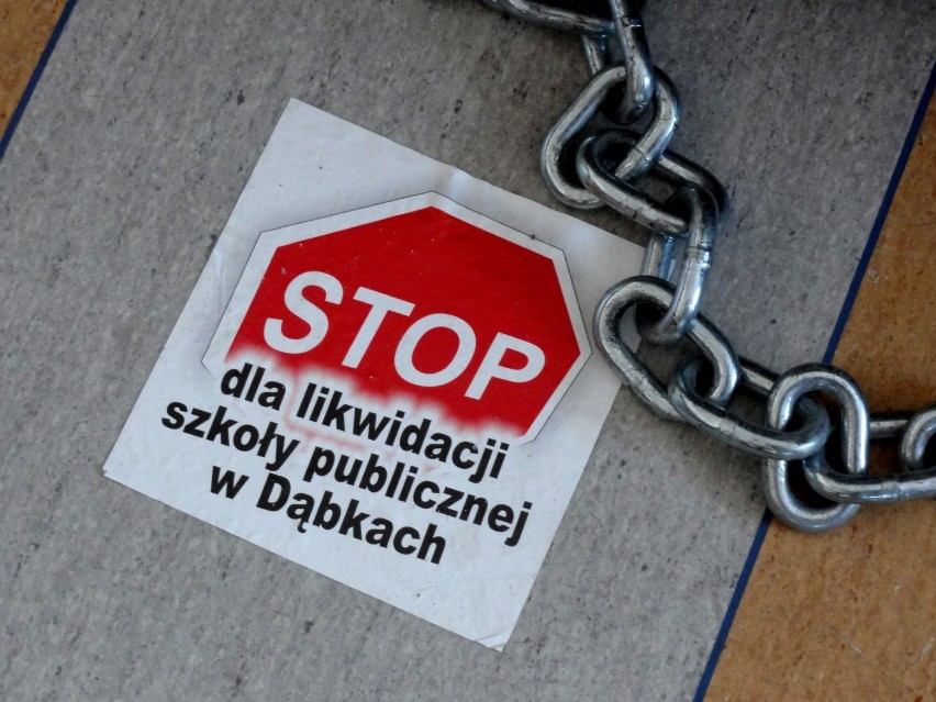 Strajk w Darłowie. Protestujący bronią szkoły w Dąbkach [OŚWIADCZENIE]