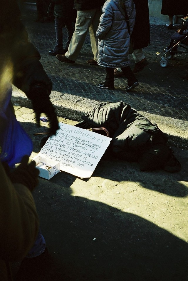 Członkini zakonu żebraczego pod nogami tłumu na Piazza Navona.
Fot. J.Kowalczyk