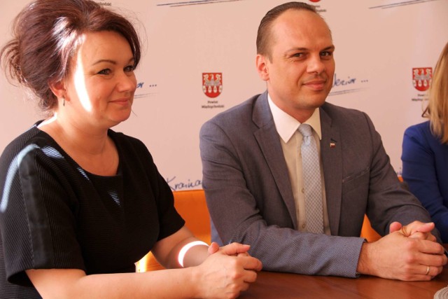 Rafał Weber, sekretarz stanu w Ministerstwie Infrastruktury odwiedził dzisiaj powiat międzychodzki wraz z wicewojewodą Wielkopolski Anetą Niestrawską (30.06.2020).