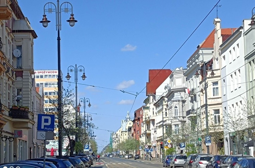 Bydgoszcz. Jedna z głównych ulic miasta, przy których stoją...