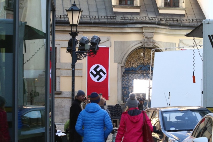 Hitlerowskie flagi zawisły przed Uniwersytetem Wrocławskim. O co chodzi? [ZDJĘCIA]
