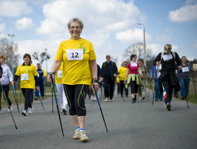 Bernardyna Sumara dwa razy w tygodniu przemierza pięć kilometrów. 77-latka już kilkukrotnie zdobyła tytuł mistrza Polski w nordic walking. I namawia innych do spacerów z kijkami