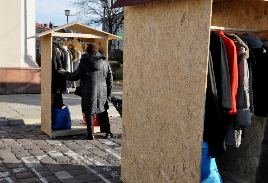 Akcja "Ciepła Szafa" w Jarosławiu. Można podzielić się ubraniami z potrzebującymi