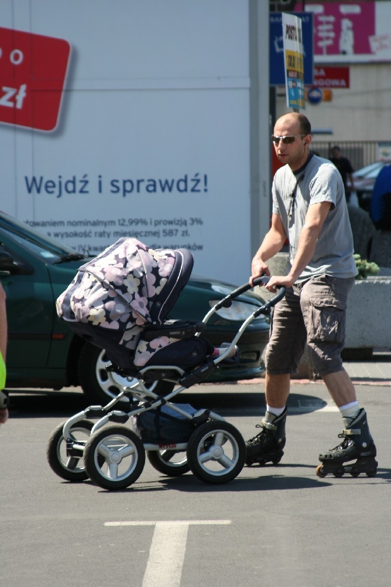 Wspólny przejazd Piotrkowską na rolkach. Łyżworolkarze wyszli z ukrycia [ZDJĘCIA + WIDEO]