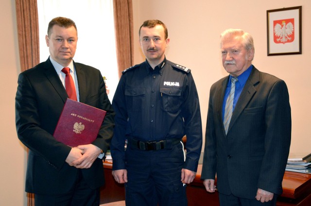 Tadeusz Wlaźlak, burmistrz Szczawna-Zdroju oraz insp. Wojciech Ołdyński, komendant wojewódzki policji we Wrocławiu, podpisali akt notarialny darowizny. Gmina Szczawno-Zdrój przekazała działkę przy ul. Łączyńskiego, na której zostanie wybudowany komisariat policji