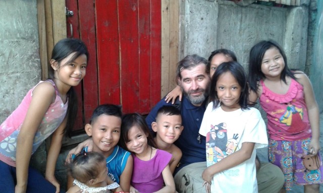 Ks. Jarek Wiśniewski (zdjęcie wykonane na Filipinach) może pomagać swoim parafianom dzięki paczkom, które otrzymuje m.in. z Kujaw i Pomorza.