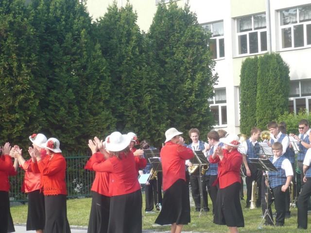Koncert zespoł&oacute;w instrument&oacute;w dętych i tanecznego z Łotwy 16 czerwca 2012 przy SP 3 w Zambrowie