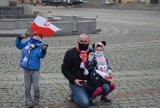 Święto Niepodległości Gniezno. Ulice ozdobione flagami, w południe na Rynku rozbrzmiał Hymn Polski [FOTO, FILM]
