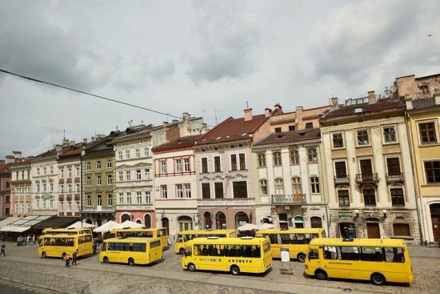 Puste autobusy szkolne przed ratuszem we Lwowie. Dzisiaj nie wysiadło z nich żadne dziecko.