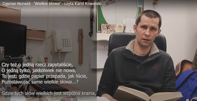 Rekwizytor Teatru Solskiego w Tarnowie czyta wiersz Norwida