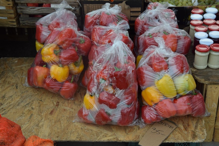 Sobotni bazar w Suwałkach. Sprawdź, po ile są owoce, warzywa czy chryzantemy 