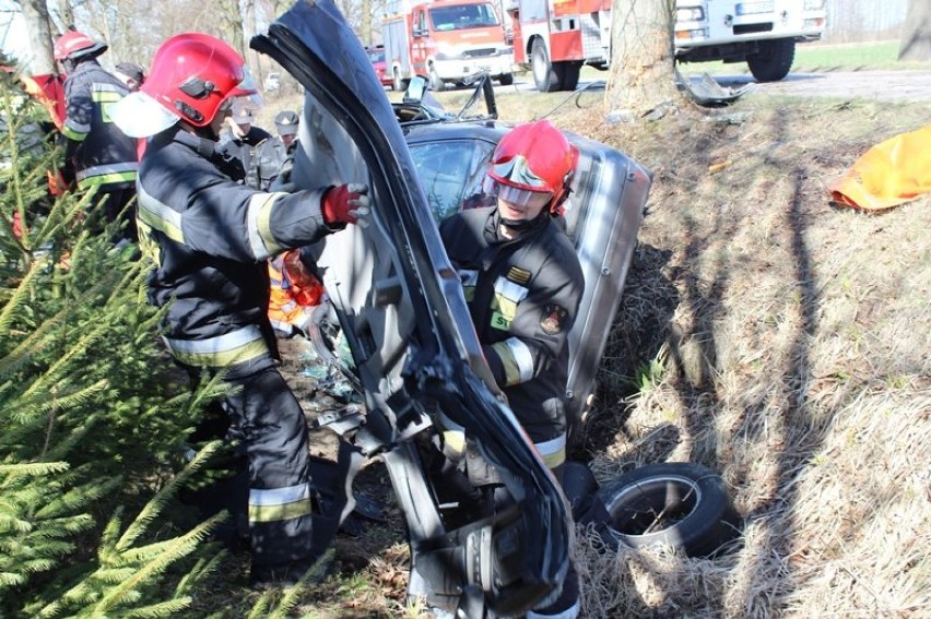 Śmiertelny wypadek w Bobrowcu. Rosjanin uderzył w drzewo