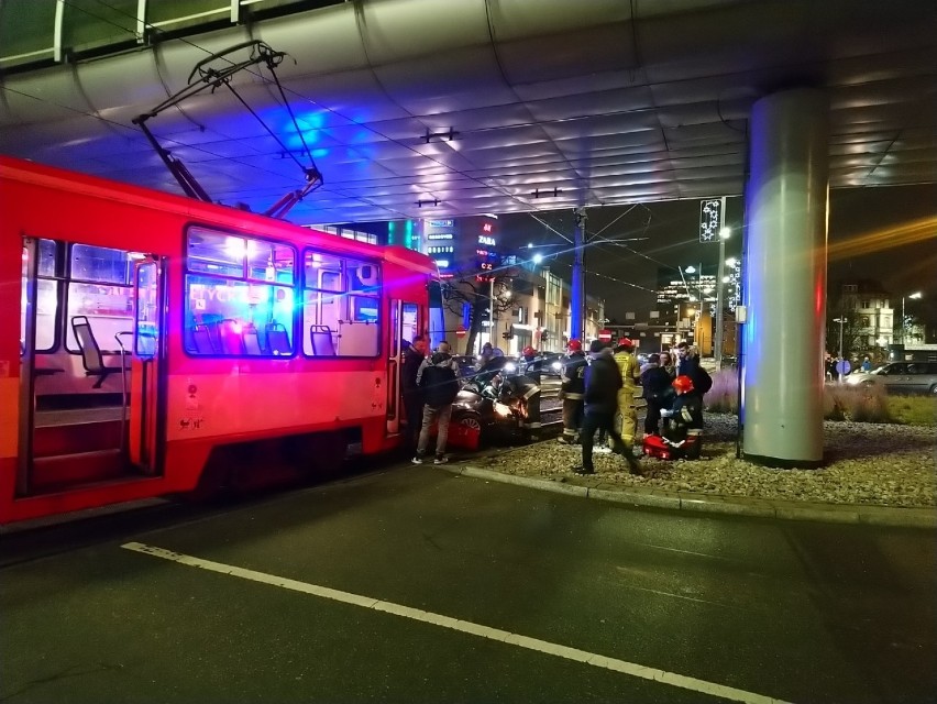 Zderzenie tramwaju z samochodem przy Galerii Bałtyckiej w...