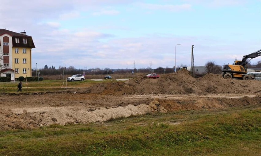 Nowe boiska wielofunkcyjne budowane są przy trzech chełmskich szkołach. Zobacz zdjęcia