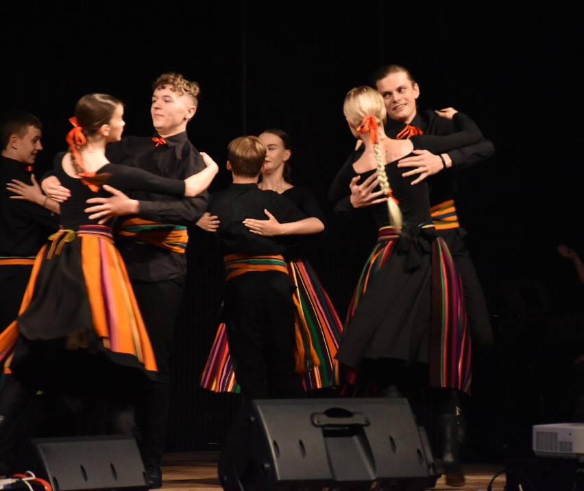 Malbork. Klub 22 Bazy Lotnictwa Taktycznego zakończył rok szkolny. Zaprezentowały się wszystkie zespoły taneczne i wokalne