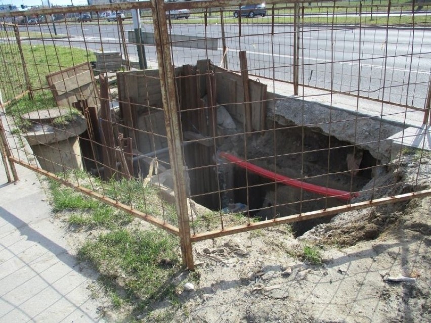 Samotna koparka i dziura w ziemi przy ul. Witosa w Krakowie. Kto porzucił sprzęt i prace?