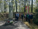 Pasjonaci historii złożyli kwiaty pod pomnikiem pomordowanych działaczy plebiscytu. "By ta tragedia się nigdy więcej nie powtórzyła"