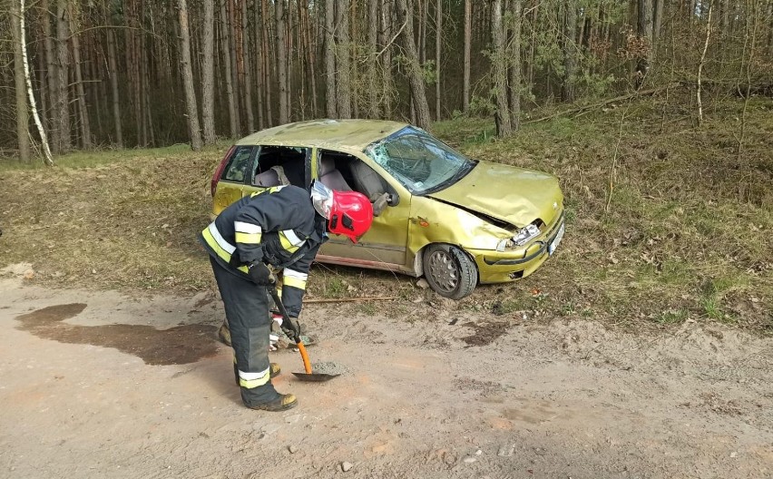 Dachował fiat, który jechał drogą między Wałdowem...