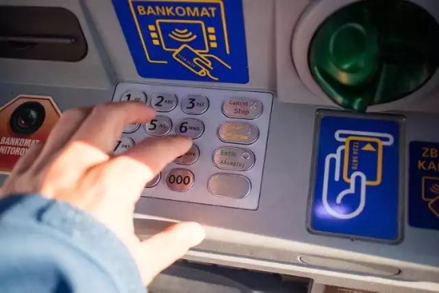 Przy bankomacie w Zduńskiej Woli doszło do kradzieży. Seniorka straciła pieniądze