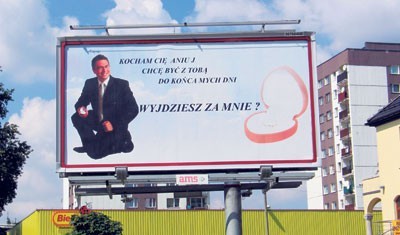 Billboard zaręczynowy na wprost okien Anny Jasińskiej pozostanie do końca sierpnia