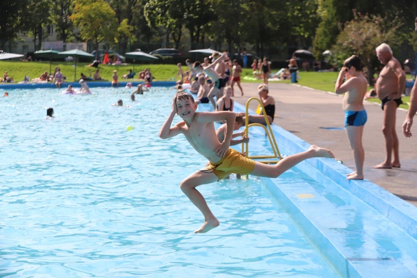 Wiele osób na basenie letnim przy ulicy Szczecińskiej w Kielcach. Zobaczcie jak wypoczywali kielczanie w niedzielę 