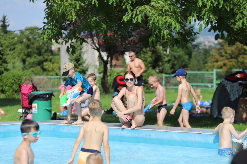 Wiele osób na basenie letnim przy ulicy Szczecińskiej w Kielcach. Zobaczcie jak wypoczywali kielczanie w niedzielę 