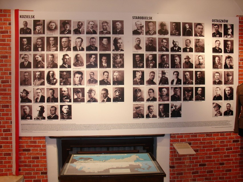 Ściana pamięci ukazująca fotografie zamordowanych, którzy...