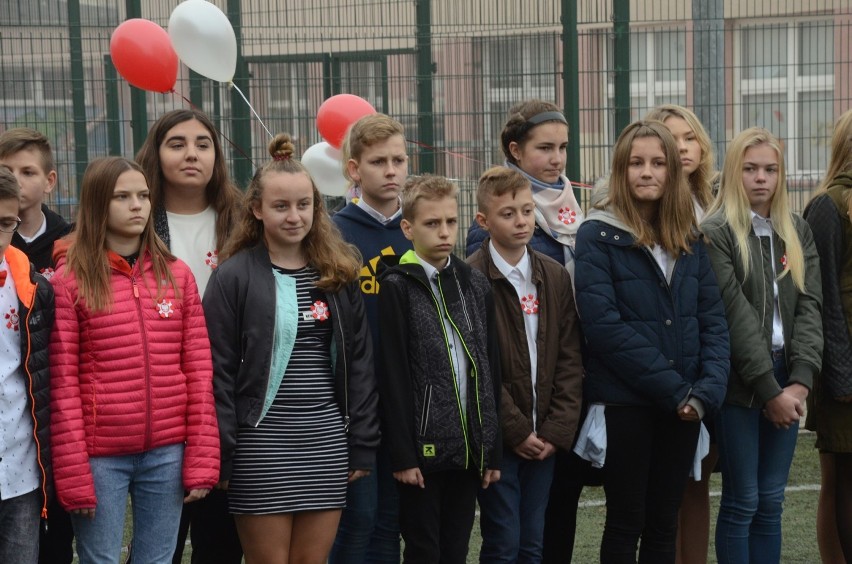 Bełchatów. Uczniowie SP nr 8 w Bełchatowie ułożyli flagę i zaśpiewali hymn [ZDJĘCIA, FILM]